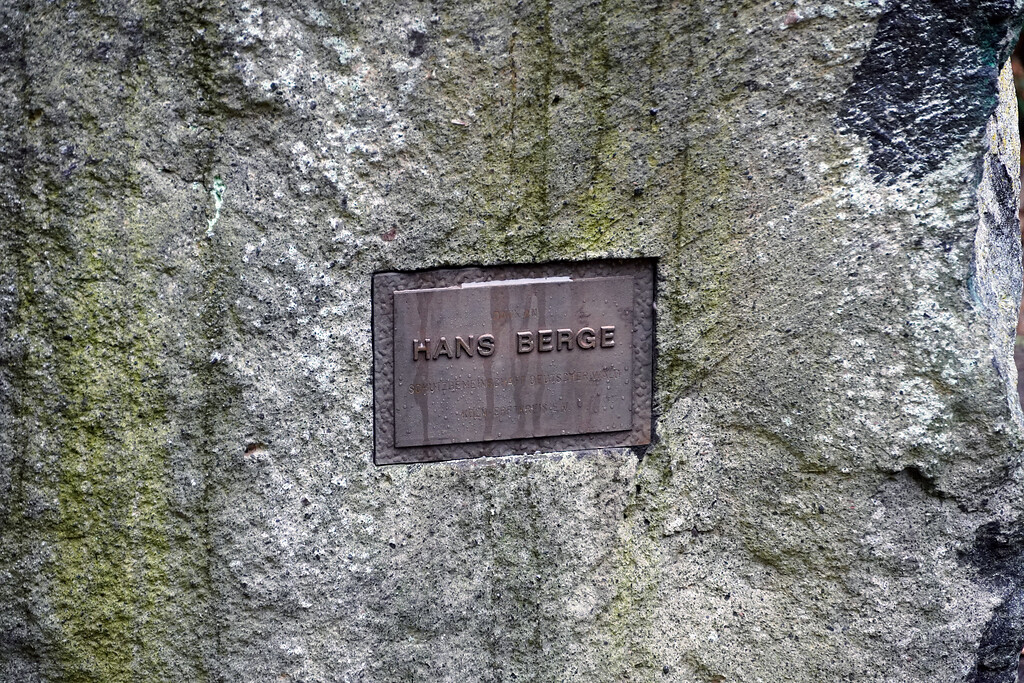 Schild am Kunstobjekt von Hans Berge im Forstbotanischen Garten in Köln-Rodenkirchen (2021).