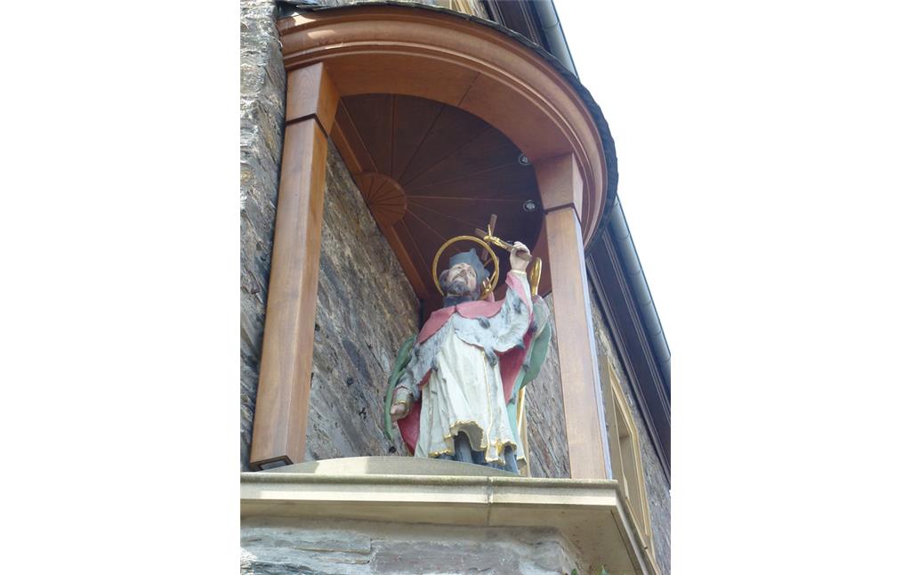 Der Heilige Nepomuk (2016): Die Figur ist Teil der Doppelfigur mit dem Heiligen Nikolaus und ist am Haus Gertrum in Oberwesel angebracht.