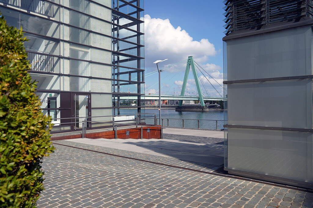 Blick vom "Kranhaus 1" im Rheinauhafen in Köln-Altstadt-Süd auf den Rhein und die Severinsbrücke (2021