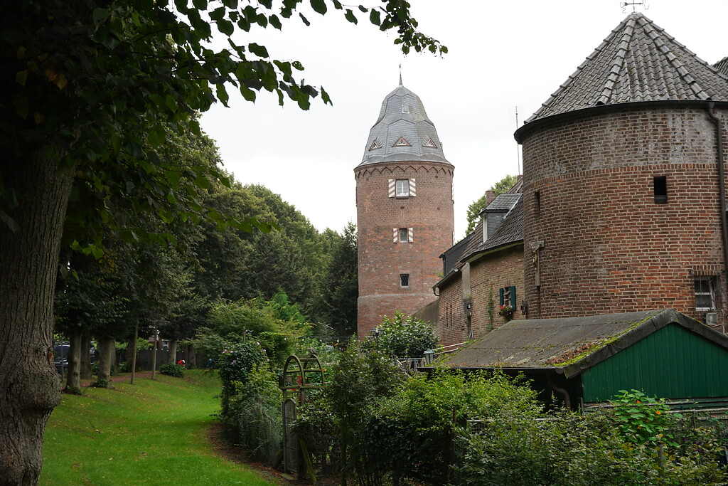 Die Stadtmühle Kranenburg und der ehemalige Außenwall der Stadtbefestigung Kranenburgs (2021).