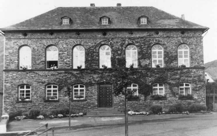 Die ehemalige Knabenschule im Ortsteil Treis (um 1950)