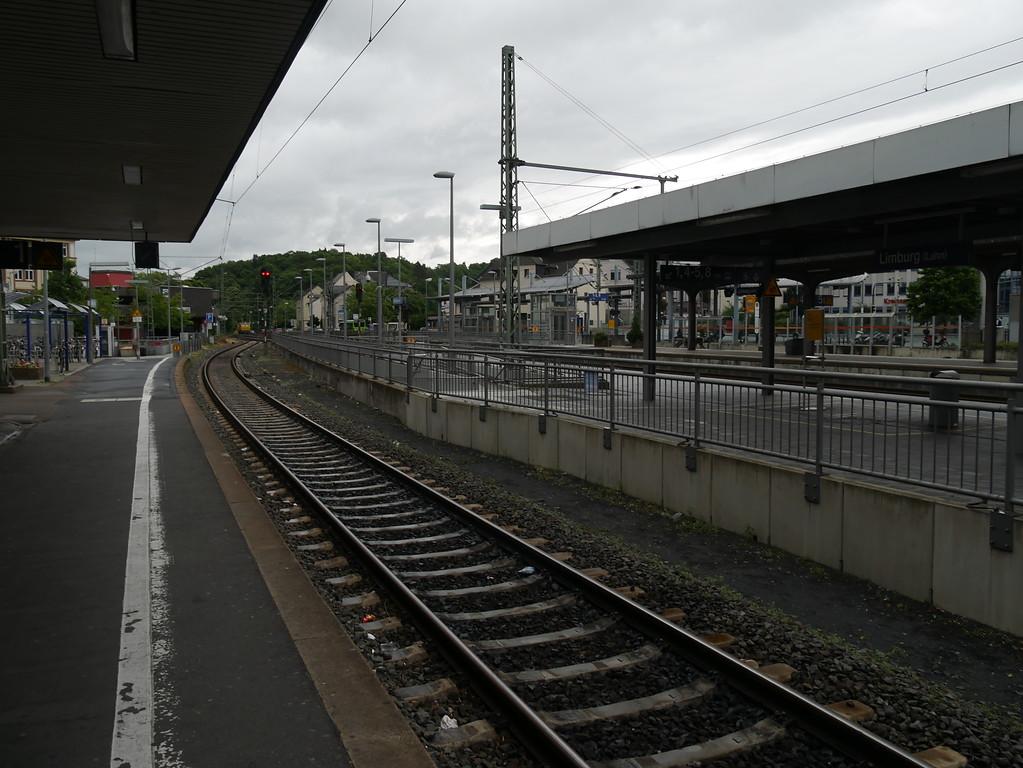 Bahnsteig am Hauptgebäude des Bahnhofs Limburg (2017)