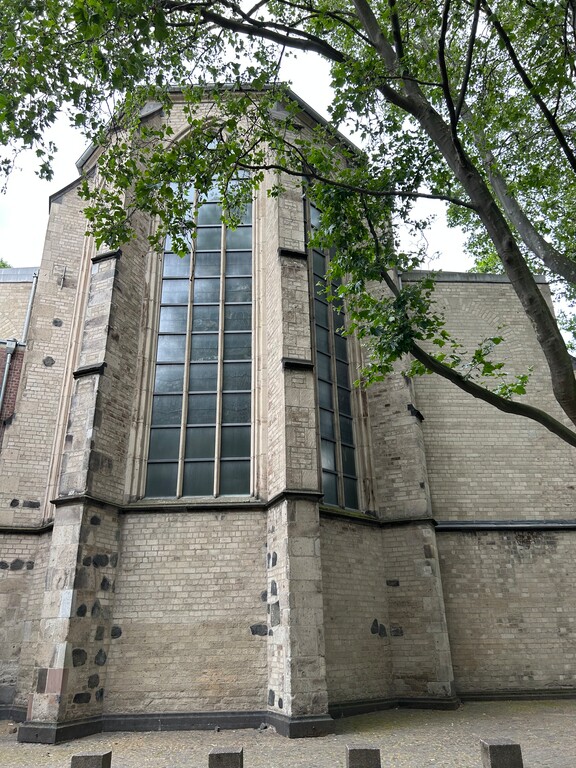 Außenansicht des Kirchenschiffs der Jesuitenkirche Sankt Peter in Köln Altstadt-Süd (2023)
