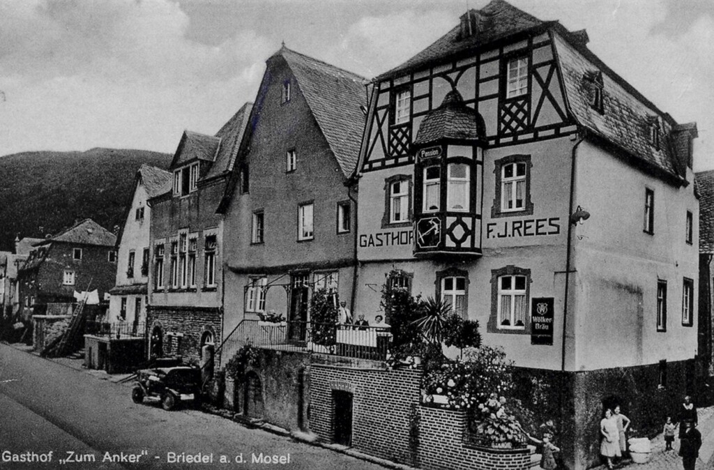 Historische Postkarte mit einer Ansicht der Moselstraße in Briedel mit dem Gasthaus "Zum Anker" (gelaufen um 1930)