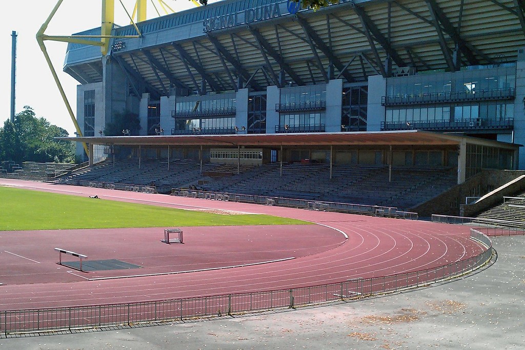 Das Stadion "Kampfbahn Rote Erde" vor dem heutigen Signal-Iduna-Park, dem ehemaligen Westfalenstadion in Dortmund (2011).
