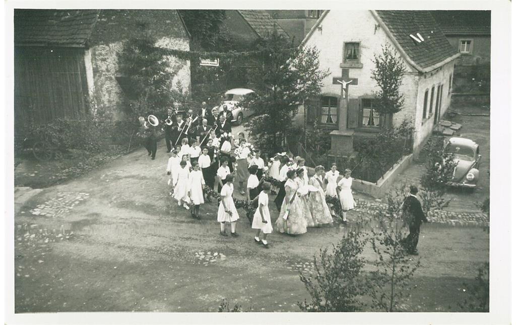 Festumzug in der Bolander Straße in Weitersweiler (1950er Jahre)