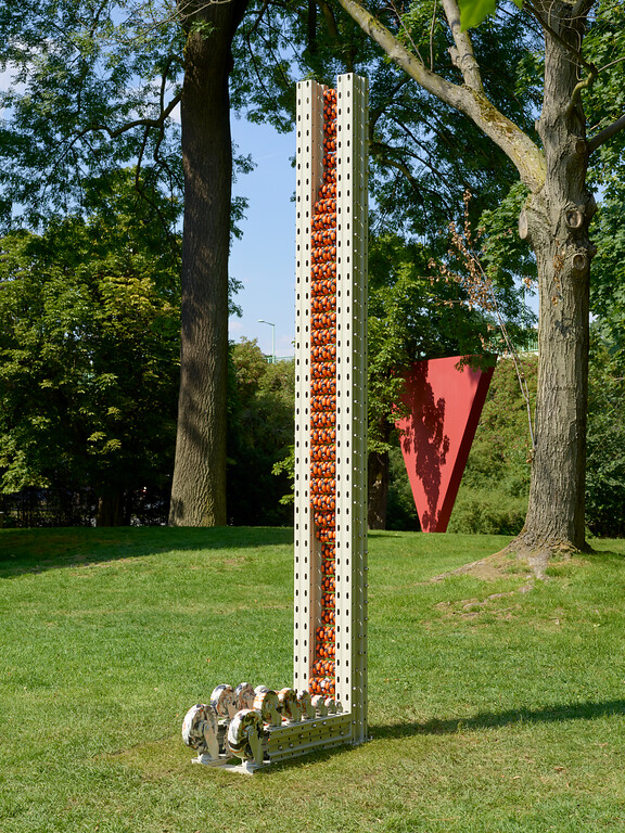 Skulptur "Blindfold Receptor (Gulf Frit. Orange)" von Leelee Chan im Skulpturenpark Köln in Neustadt-Nord (2020).