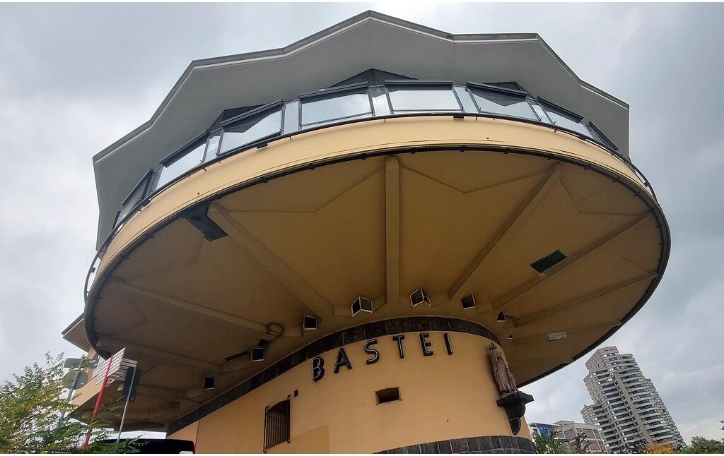 Blick vom Kölner Rheinufer auf die Restaurantplattform des Panorama-Restaurants "Bastei" in Neustadt-Nord (2021).