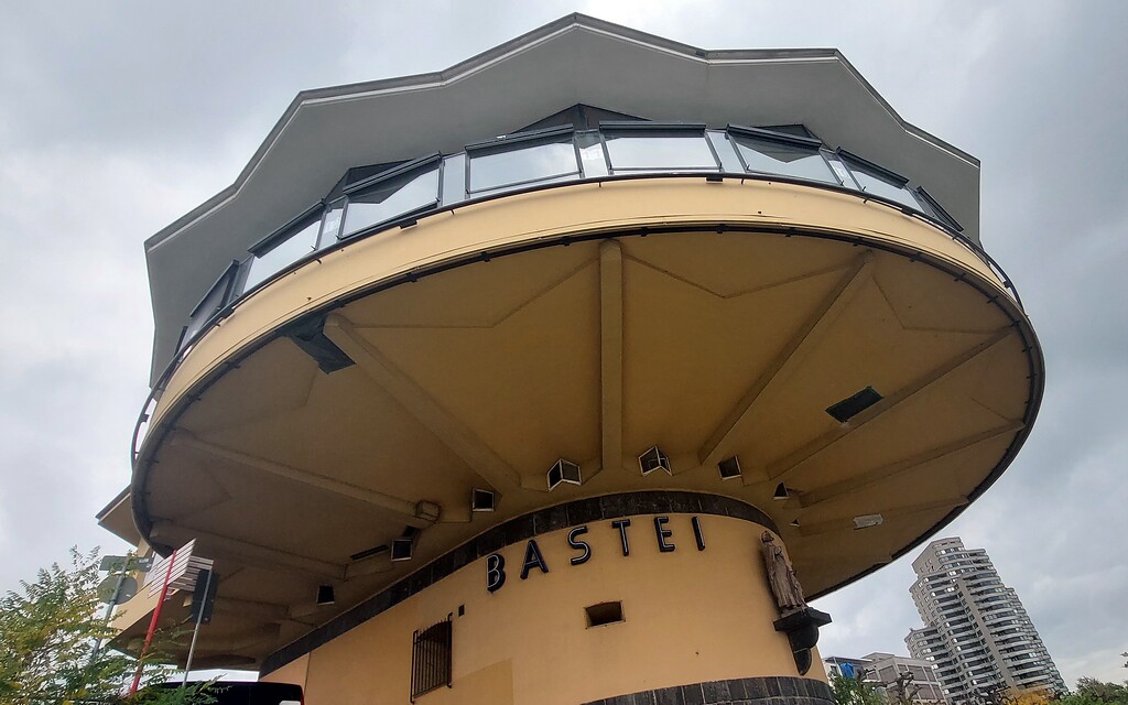 Blick vom Kölner Rheinufer auf die Restaurantplattform des Panorama-Restaurants "Bastei" in Neustadt-Nord (2021).