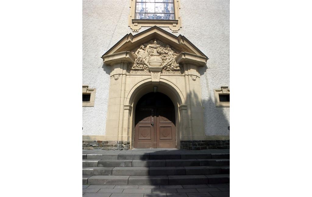 Eingangsportal der katholischen Pfarrkirche St. Johannes Enthauptung in Koblenz-Metternich (2014).