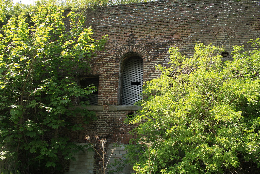 Blick auf die südliche Außenmauer der Defensionskaserne von Fort Blücher bei Wesel-Büderich mit einem verschlossenen, nur für Fledermäuse durch einen Schlitz passierbaren Eingang (2014).