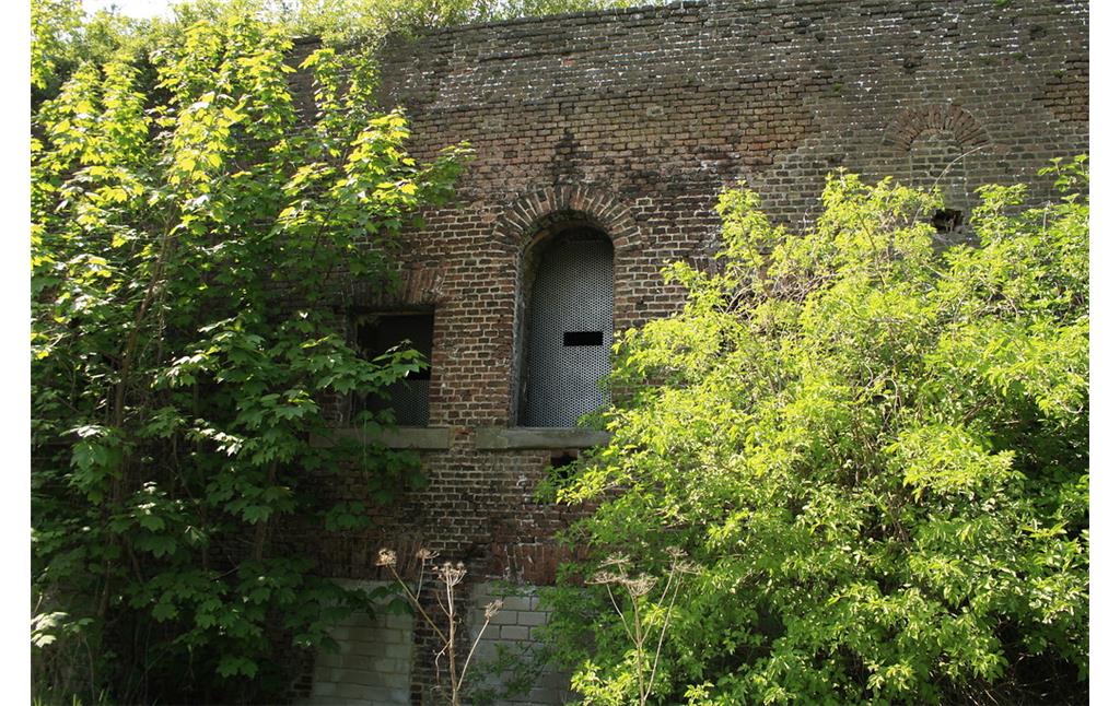 Blick auf die südliche Außenmauer der Defensionskaserne von Fort Blücher bei Wesel-Büderich mit einem verschlossenen, nur für Fledermäuse durch einen Schlitz passierbaren Eingang (2014).