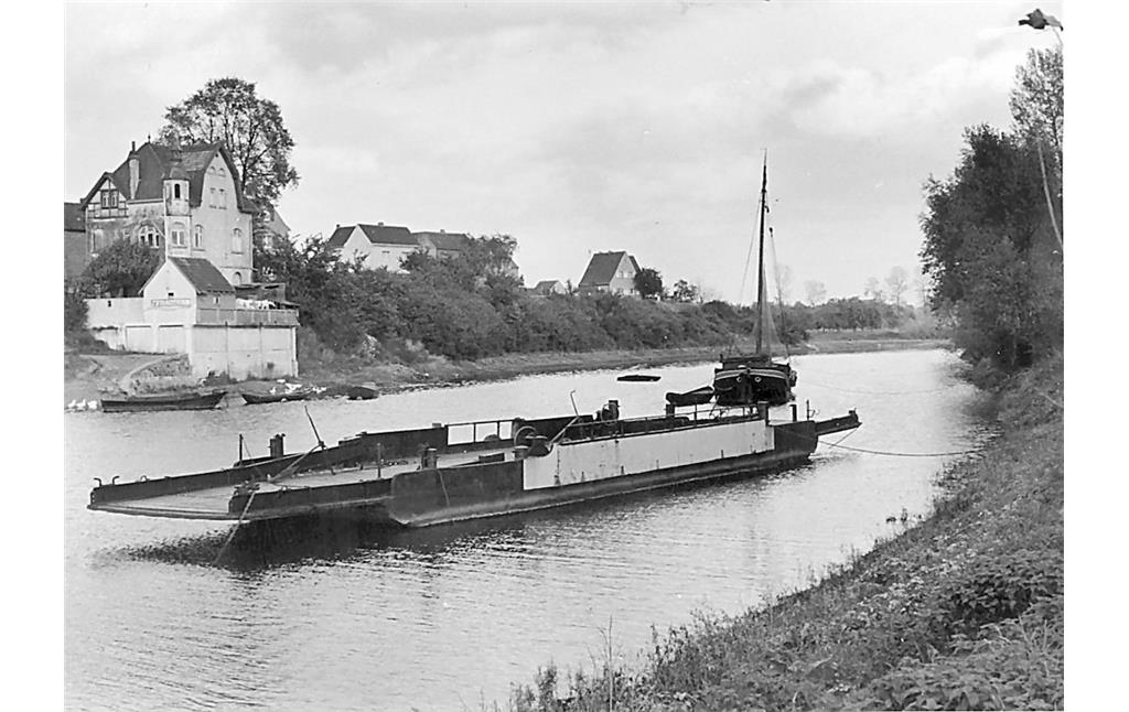 Historische Aufnahme der dritten eisernen Schalde im Becken des Mondorfer Hafens (1936). Im Hintergrund ist das Mondorfer Hafenschlösschen zu sehen.