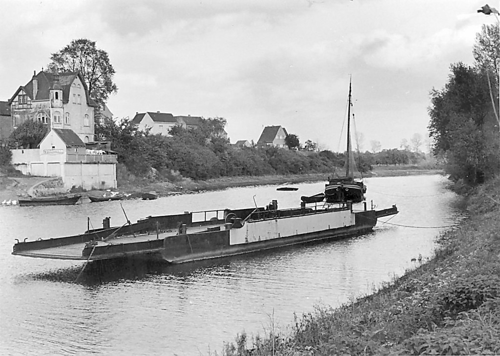 Historische Aufnahme der dritten eisernen Schalde im Becken des Mondorfer Hafens (1936). Im Hintergrund ist das Mondorfer Hafenschlösschen zu sehen.