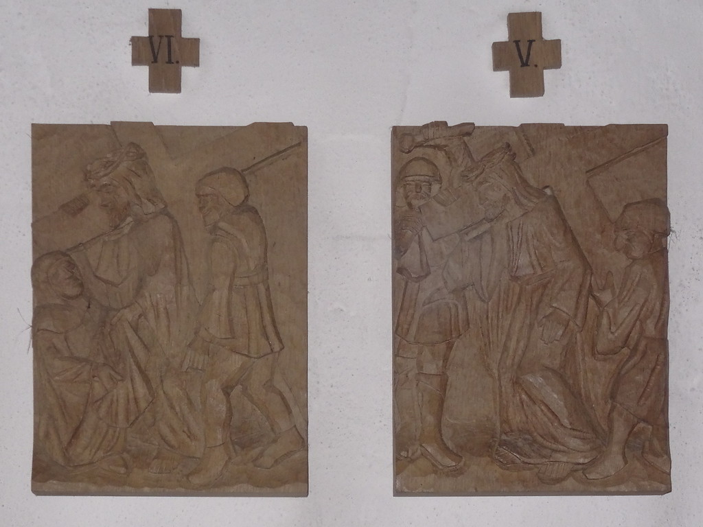 Kreuzwegszenen 5 und 6 des Bildschnitzers Josef Janssen von 1992 in der Kapelle Sankt Dionysius in Waldorf (2018).