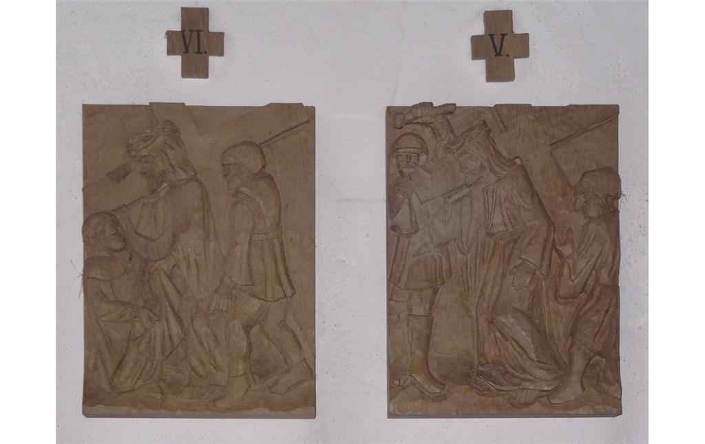 Kreuzwegszenen 5 und 6 des Bildschnitzers Josef Janssen von 1992 in der Kapelle Sankt Dionysius in Waldorf (2018).