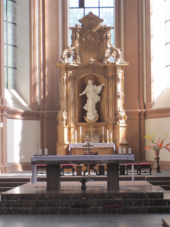Der Chor mit Altar und Marienstaur in der Klosterkirche der Abtei Himmerod (2011).