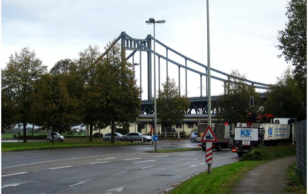 Rheinbrücke Uerdingen-Mündelheim von der Mündelheimer Straße aus (2014)