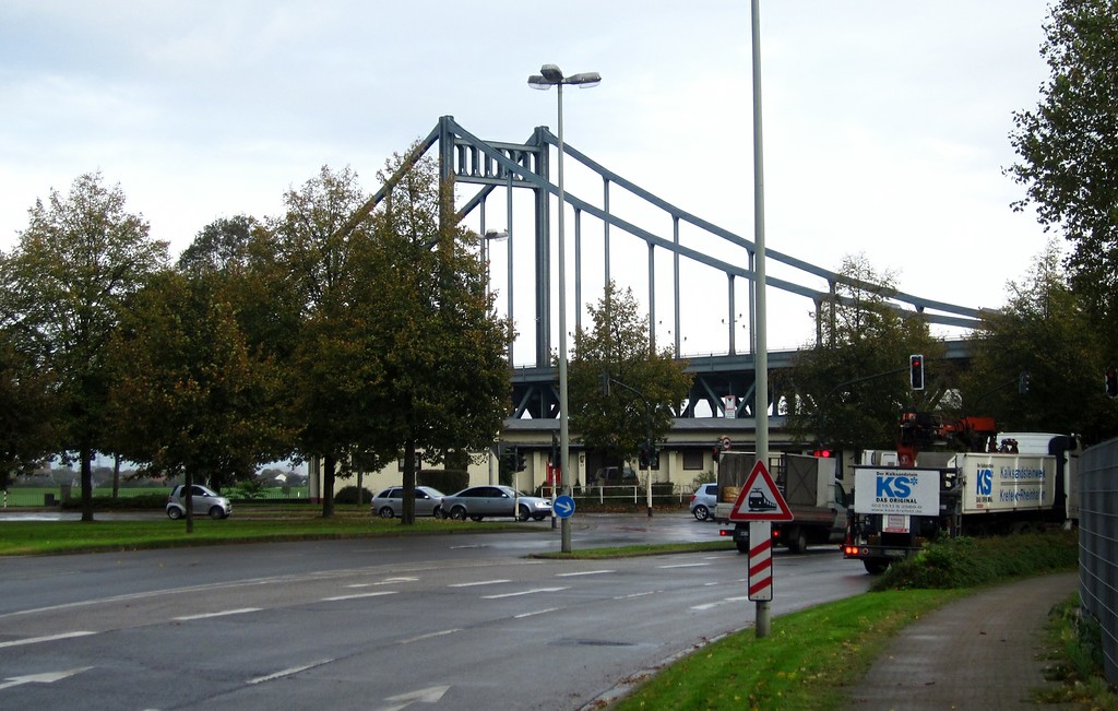 Rheinbrücke Uerdingen-Mündelheim von der Mündelheimer Straße aus (2014)