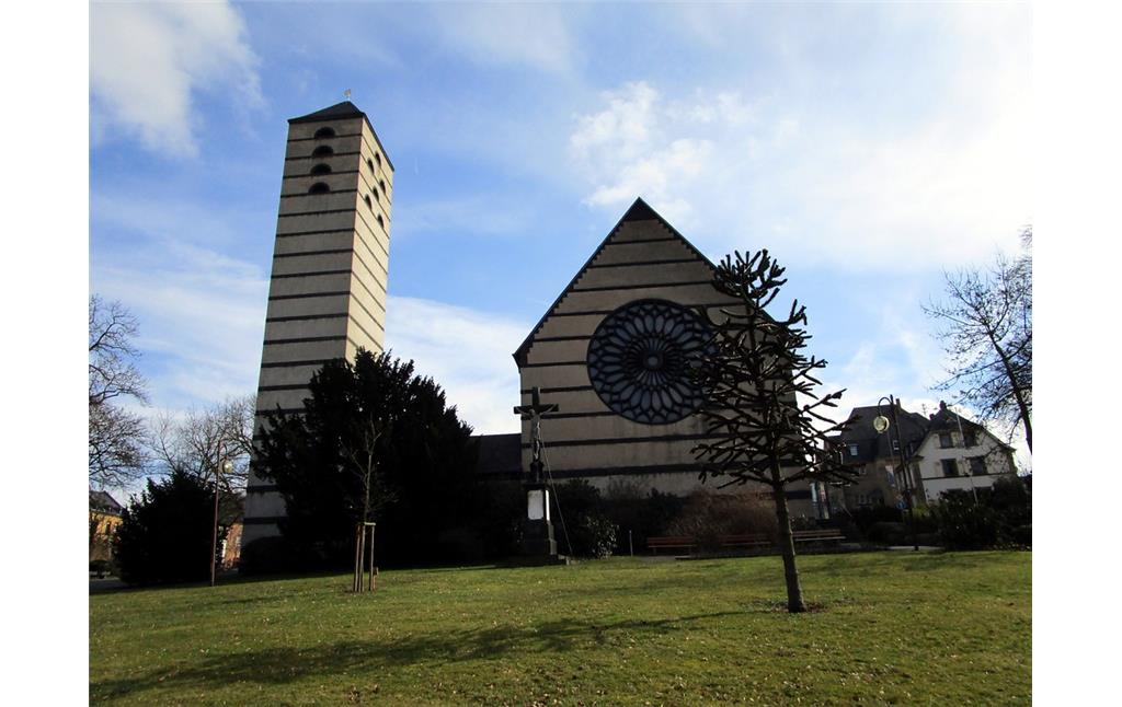 Gesamtansicht der katholischen Pfarrkirche St. Veit in Mayen vom westlich gelegenen Park aus (2015).