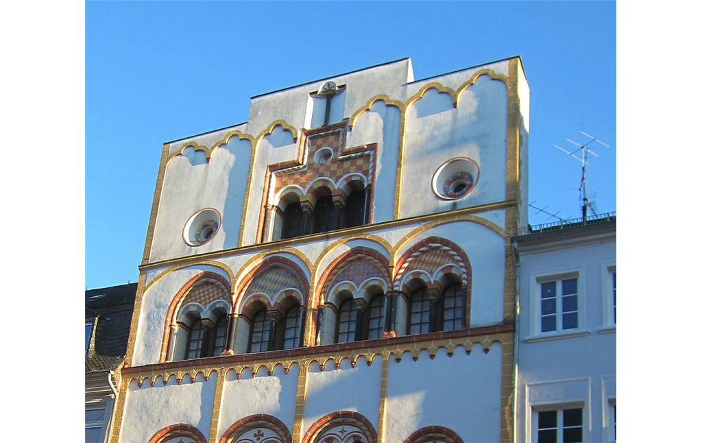Das prächtig gestaltete obere Giebelfeld des Dreikönigenhauses in der Trierer Simeonstraße (2014).