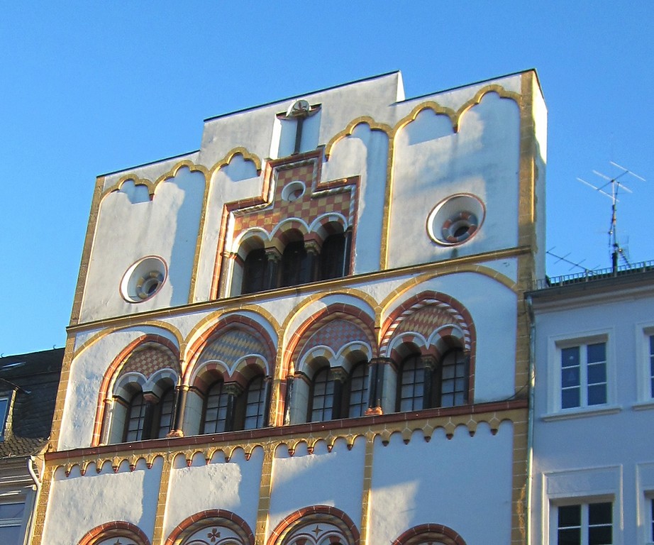Das prächtig gestaltete obere Giebelfeld des Dreikönigenhauses in der Trierer Simeonstraße (2014).