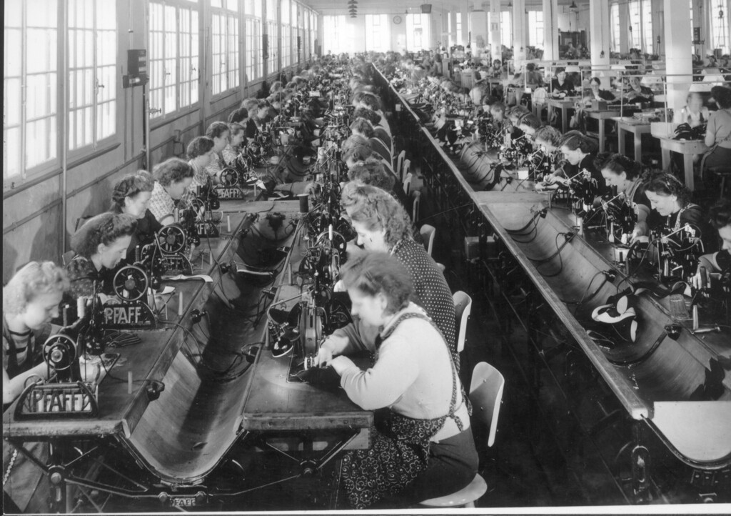 Arbeiterinnen (Stepperinnen) in einer Halle der Rheinberger AG (1930er/1940er Jahre)
