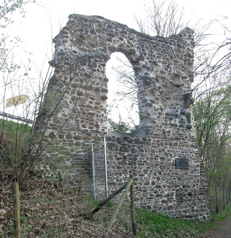 Ruine des früheren Ulrather Hofs bei Siegburg, rückwärtige Ansicht der verbliebenen Mauer (2017).