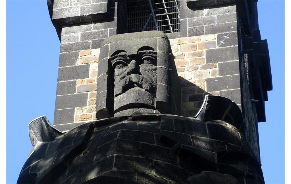 Detail der Darstellung des "Eisernen Kanzlers" Otto von Bismarck als Rolandsfigur in Ritterrüstung am Bismarckturm in Köln-Marienburg (2020).
