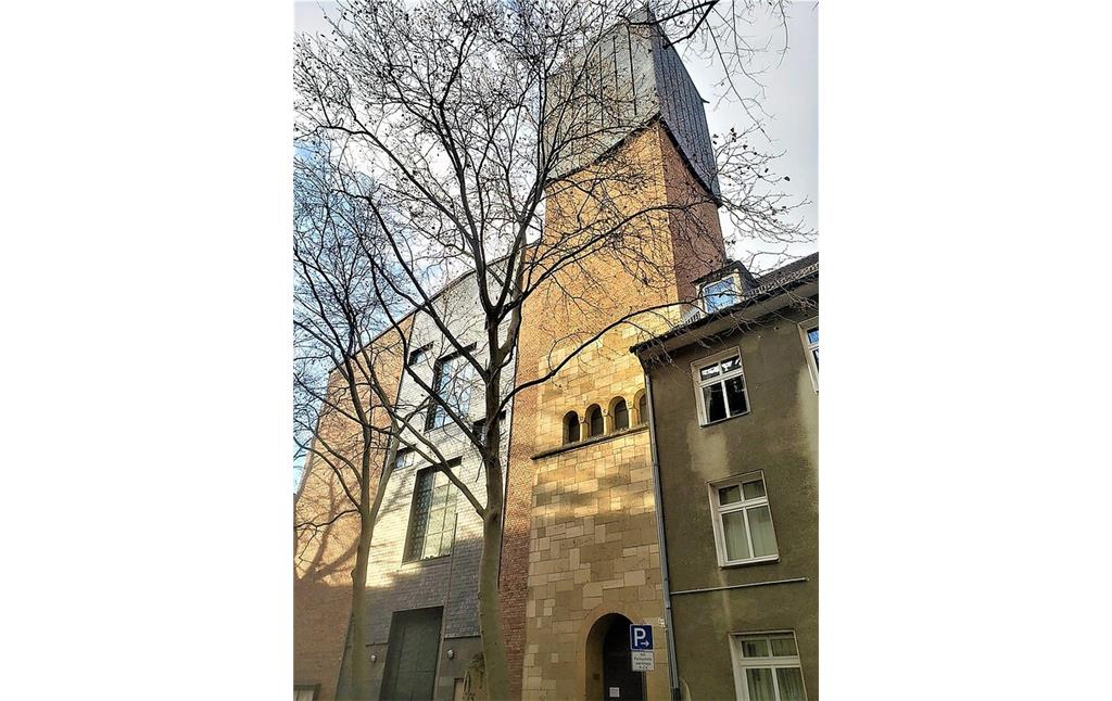 Fassade und Turm der 1947 bis 1954 erbauten katholischen Pfarrkirche St. Mechtern in Köln-Ehrenfeld (2020). Im Erdgeschoss ist der erhaltene Turm der neuromanischen Vorgänger-Kirche von 1907 einbezogen.