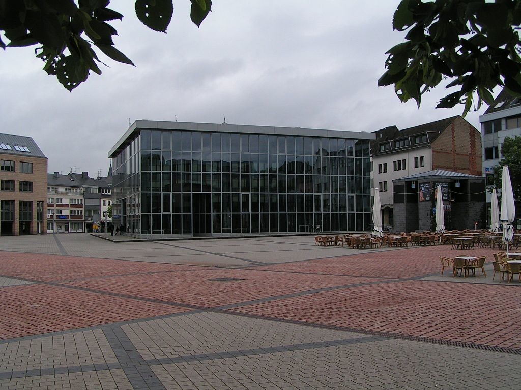 Blick über den Trierer Viehmarktplatz mit dem Schutzbau über dem römischen Großbau mit Bäderanlage, den so genannten 'Thermen am Viehmarkt' (2007)