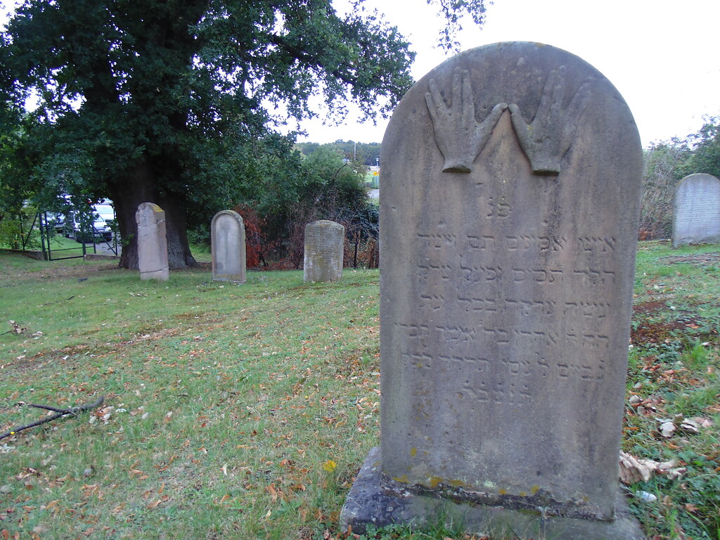 Grabsteine auf dem jüdischen Friedhof Großvernich (2020)