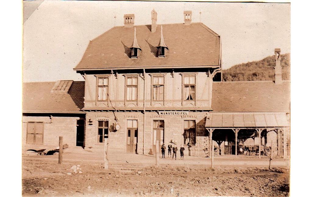 Historische Aufnahme: Bahnhof Münstereifel, Blick auf die Gleisseite mit Empfangsgebäude (1898).