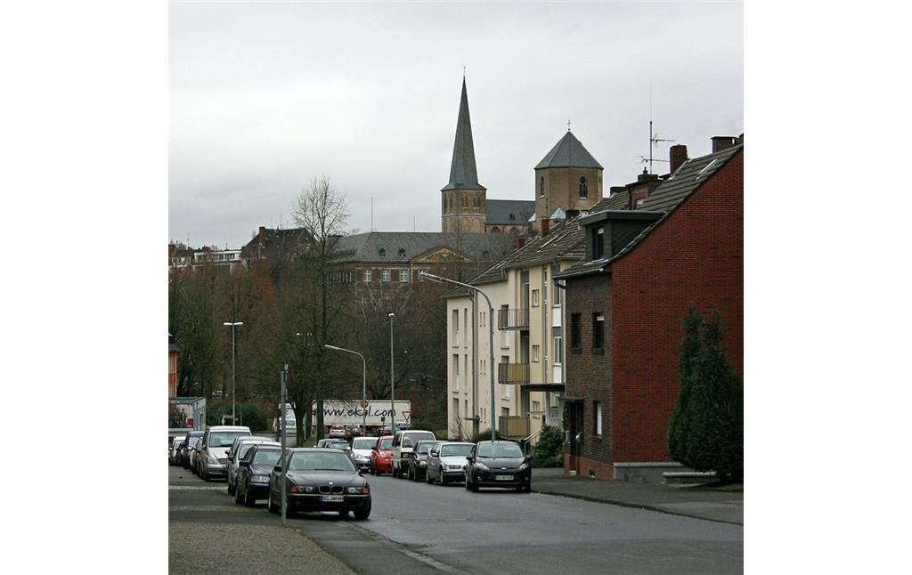Blick auf den Mönchengladbacher Abteiberg mit der ehemaligen Benediktinerabtei Gladbach, Ansicht aus südwestlicher Richtung von der Hügelstraße aus (2015).