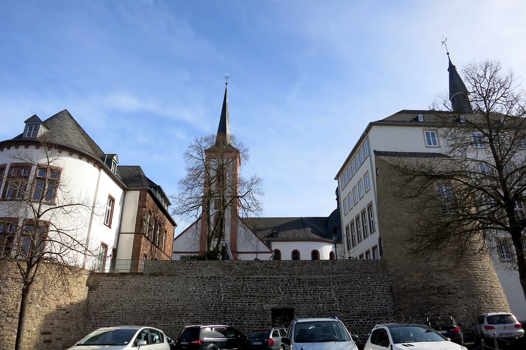 Reste der römischen Stadtmauer am Rathausplatz vor der Pfarrkirche Liebfrauen in Bitburg (2015)
