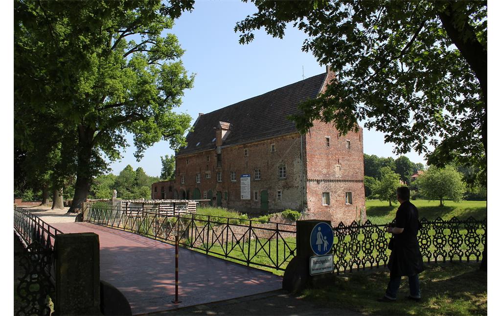 Fußgängerbrücke über den Schlossgraben mit dem Porthaus des Schlosses Diersfordt (2012)