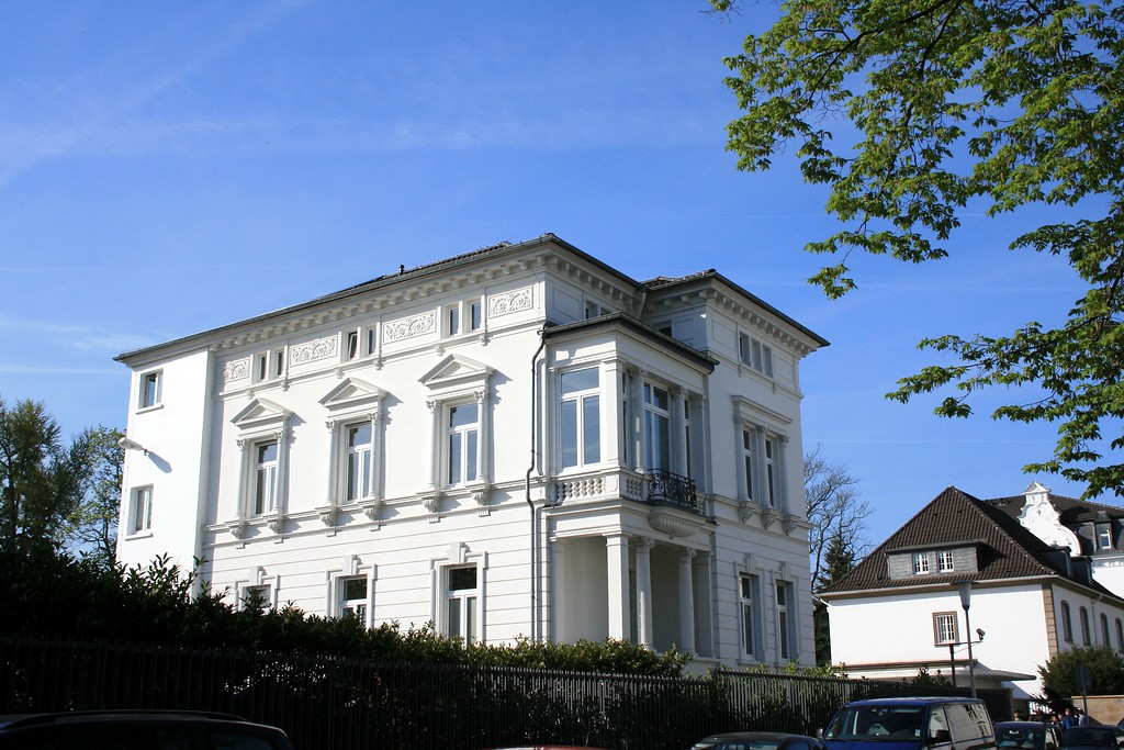 Villa Kaiser-Friedrich-Straße 18 in Bonn (2015). Das ursprünglich als Wohnhaus erbaute Gebäude wird heute vom Bundeskartellamt genutzt.