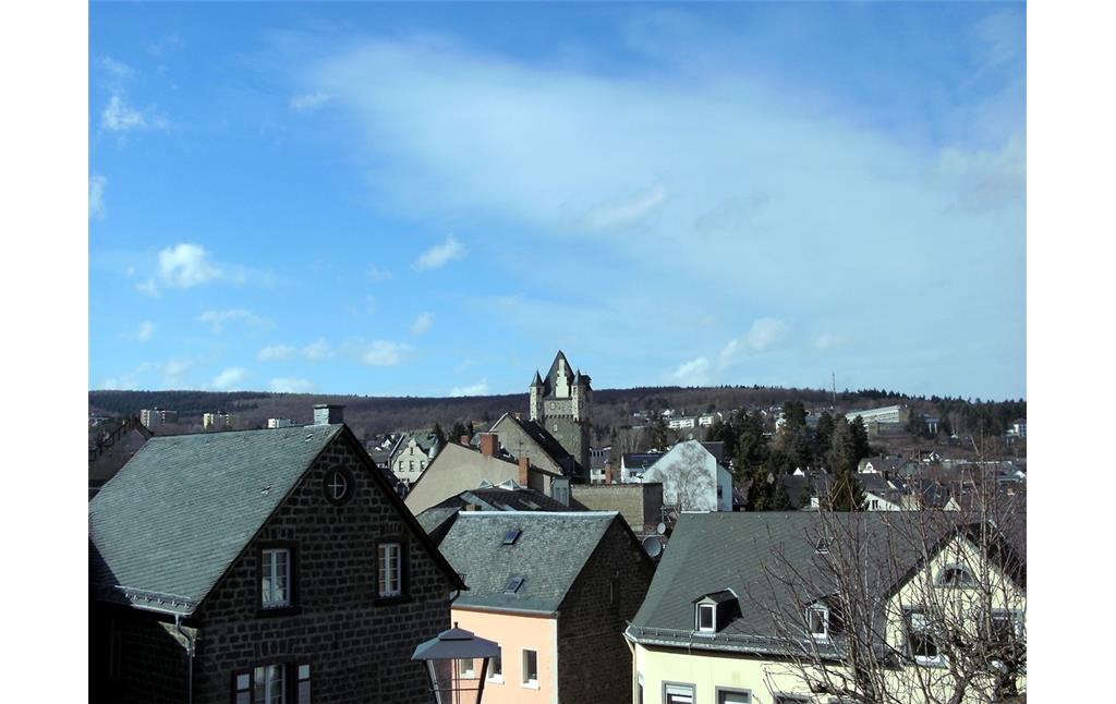 Blick über die Stadt Mayen (2013), in der Bildmitte das mittelalterliche Obertor.