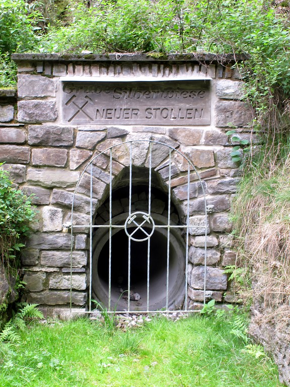 Neuer Stollen der Grube Silberwiese in Rott, der Mundloch-Bereich mit Vergitterung ist erkennbar (2014).