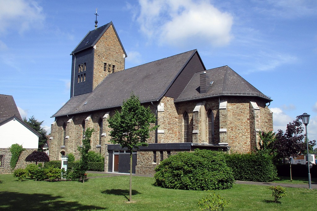 Die als Symbol und Erinnerungsort für die Schlacht im Hürtgenwald geltende Kirche in Vossenack (2017).