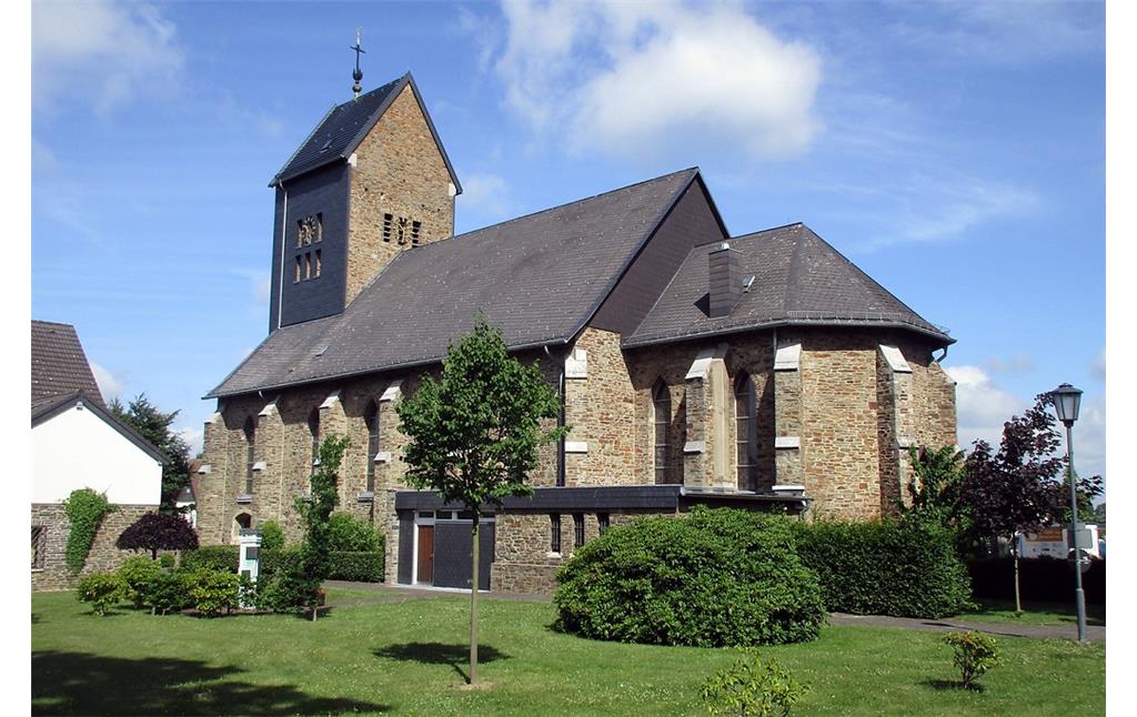 Die als Symbol und Erinnerungsort für die Schlacht im Hürtgenwald geltende Kirche in Vossenack (2017).