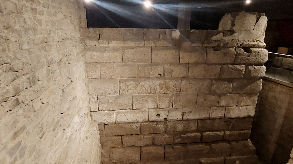 Ubiermonument bzw. südlicher Hafenturm der römischen Colonia Claudia Ara Agrippinensium (CCAA): Blick auf die Reste der stadtäußeren Seite des einstigen Turmgebäudes (2023).