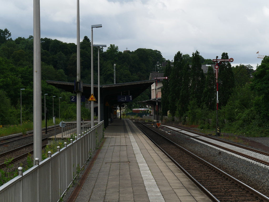 Bahnsteig auf dem Bahnhofsgelände Weilburg (2017)