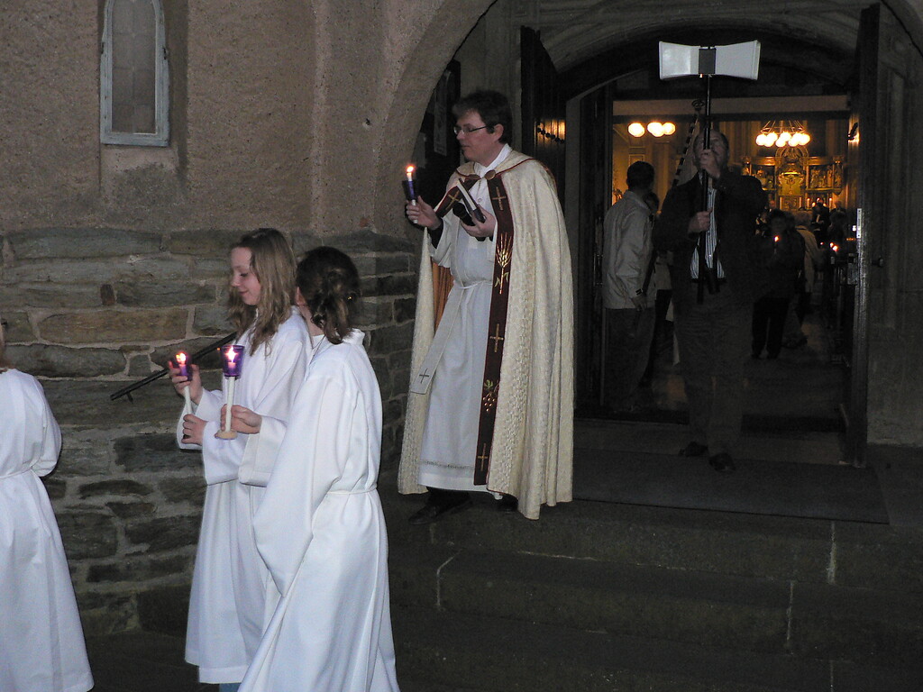 Lichterprozession mit Pfarrer Alexander Kurp am 8. Mai 2009 in der Kirche Maria Geburt in Berglicht (2009)