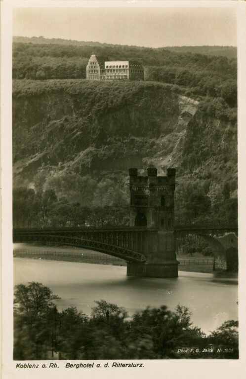 Berghotel auf dem Rittersturz, Postkarte. Blick von Horchheim über einen Brückenturm der Horchheimer Brücke zum Rittersturz (1935)
