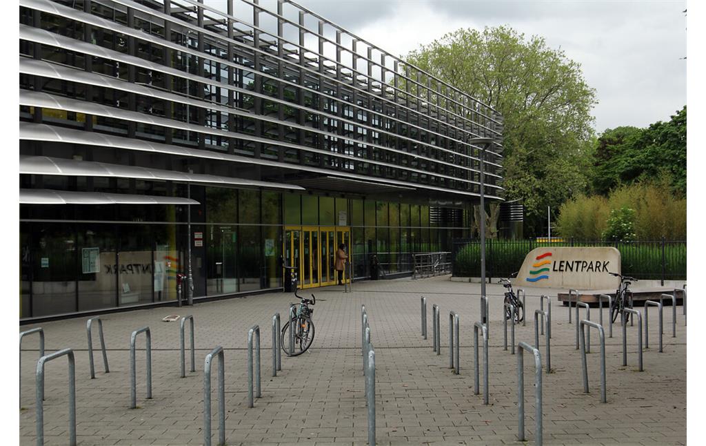 Vorplatz des Lentparks in Köln-Neustadt-Nord (2021)