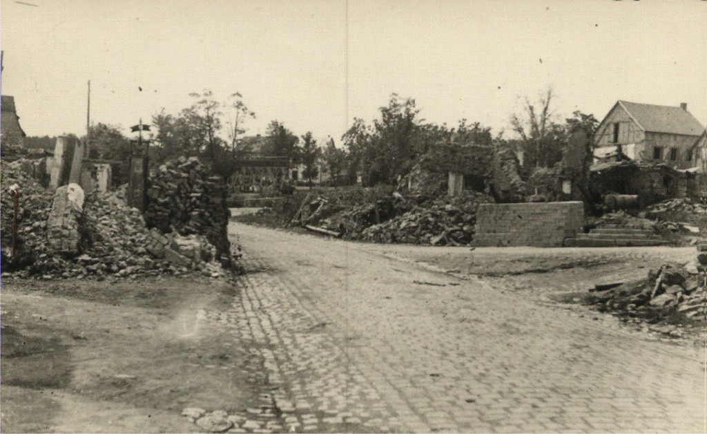 Das teilweise zerstörte Ortszentrum Kelbergs nach den Bombardements (1944/1945)