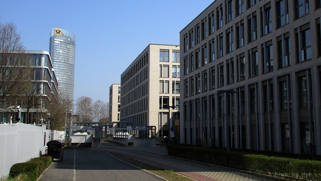 Gebäude des Bundesamtes für Soziale Sicherung in der Baunscheidtstraße in Bonn-Gronau (2022). Hier befand sich bis um 1950 das Stadion des Bonner Fußball Vereins (BFV), im Hintergrund das Hochhaus "Post-Tower" der Deutschen Post AG in der Gronau.
