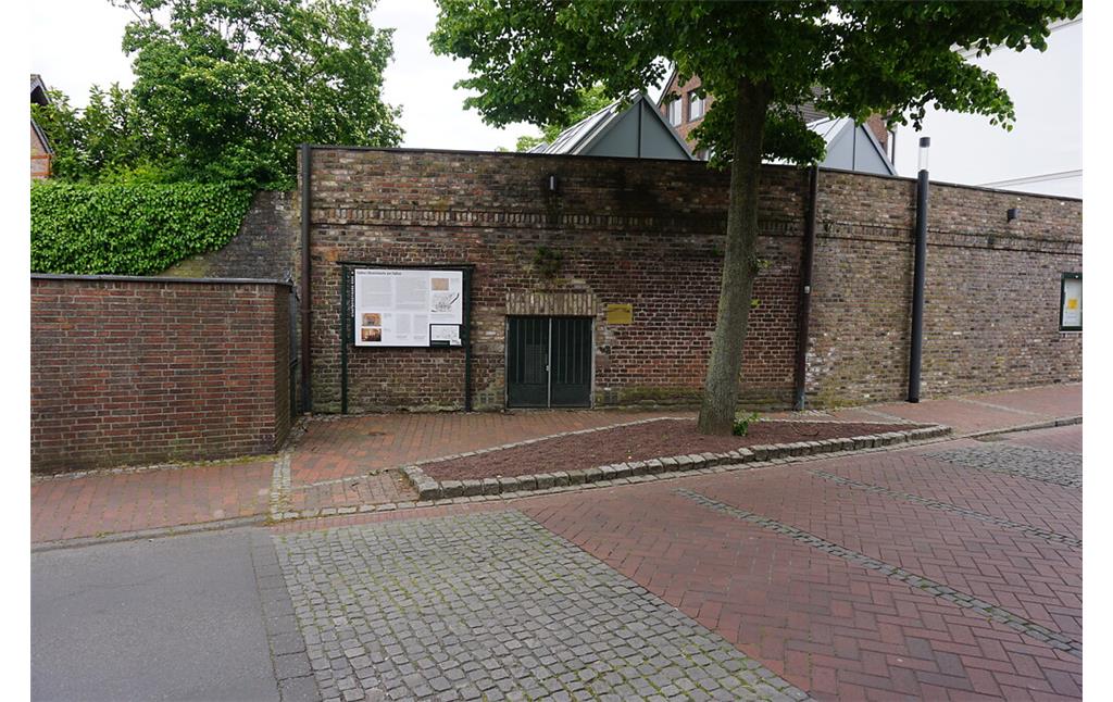 Rees (2020). Vor dem Falltor. Zugang zu den Festungskasematten unterhalb des Museums