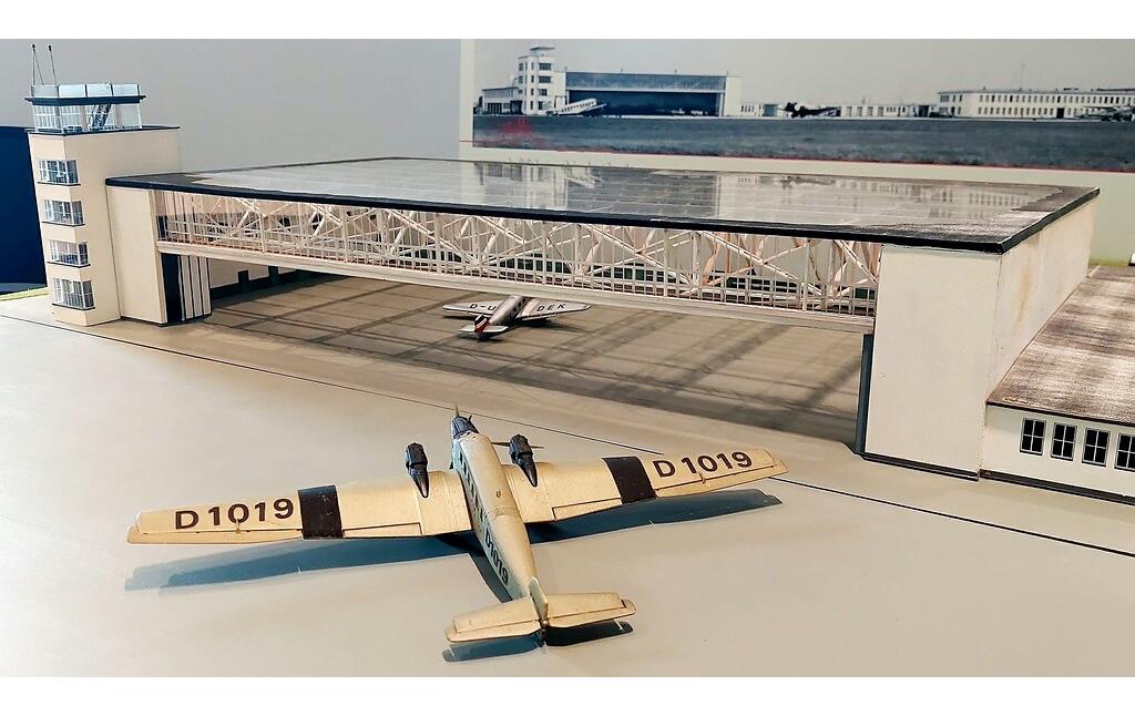 Diorama-Modell der Flugzeughalle I des Flughafens Butzweilerhof in Köln-Ossendorf, ausgestellt vom Historischen Luftfahrtarchiv Köln bei der "Nacht der Technik" in Köln 2022.